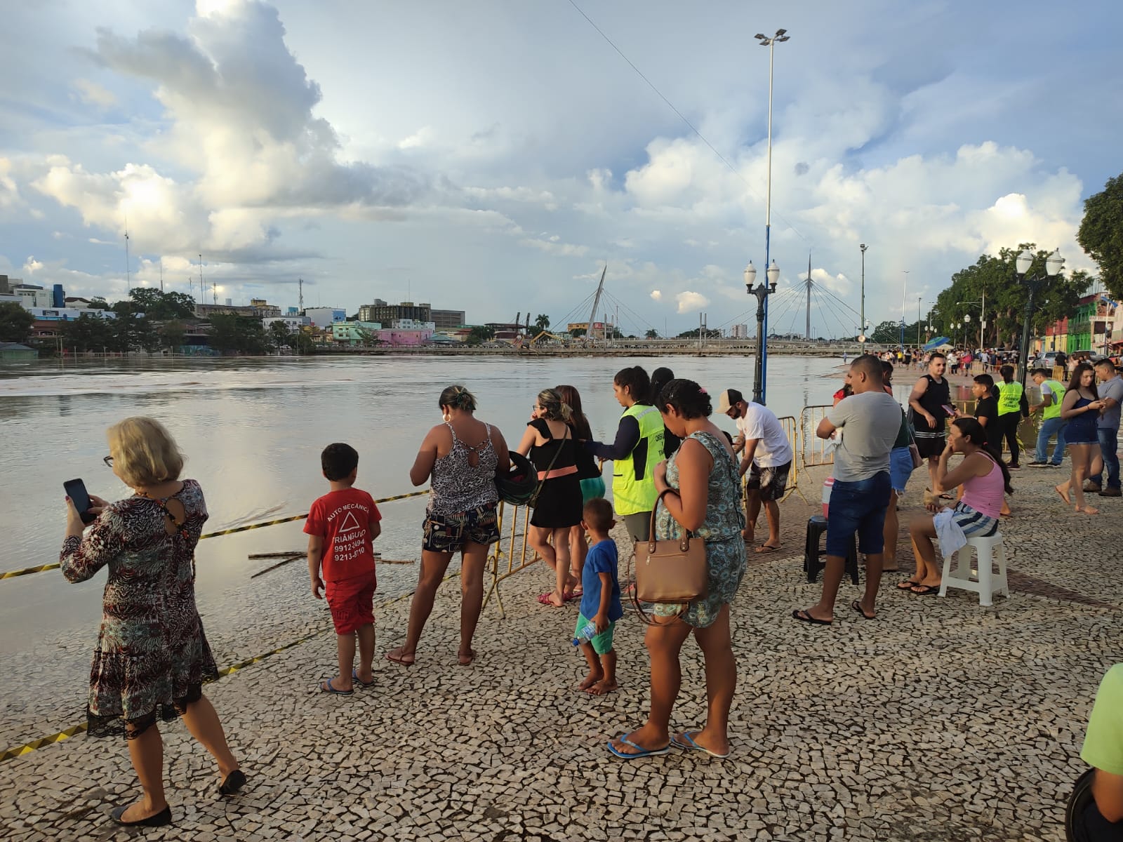 Cheia do rio Acre vira atração turística na Gameleira